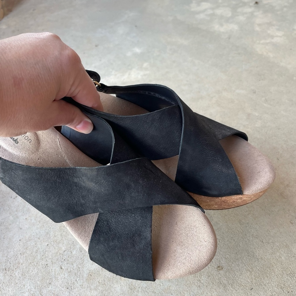 Clarks Women’s Annadel Eirwyn Nubuck Sandals in Black and Tan, Size 9 - Picture 2 of 5